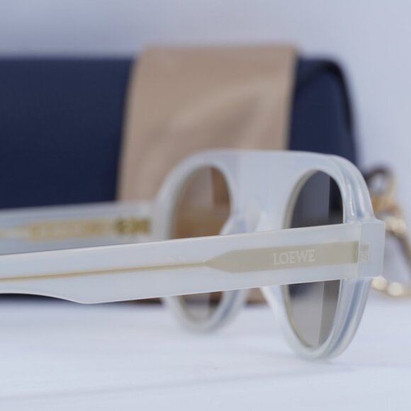 Loewe LW40020I 21E Round Sunglasses – Translucent White\\ Brown main image 4
